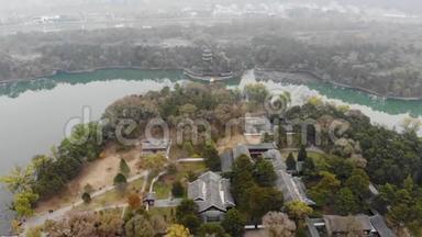 空中观景<strong>小亭子</strong>旁边的湖里面的故宫。 中国承德